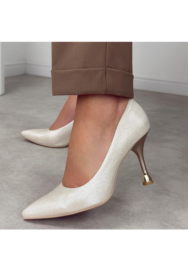 Złote mar. Polskie szpilki damskie Suzana 2201. Kolor: złoty. Materiał: skóra. Szerokość cholewki: normalna. Sezon: wiosna, lato, jesień. Obcas: na szpilce. Styl: wizytowy, klasyczny, elegancki. Wysokość obcasa: średni