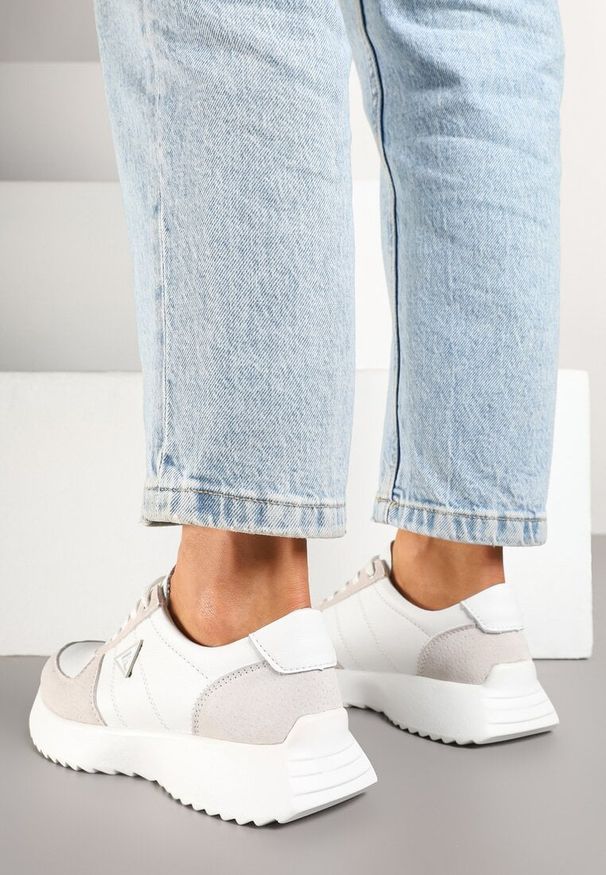 Born2be - Białe Sneakersy Skórzane z Trójkątną Aplikacją Plinntia. Okazja: na co dzień. Kolor: biały. Materiał: skóra. Wzór: aplikacja