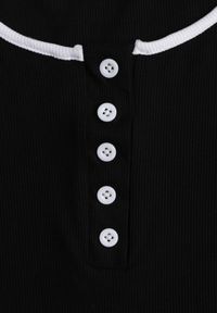 Born2be - Czarny Bawełniany Top w Prążki z Guzikami przy Dekolcie Bervise. Okazja: na co dzień. Kolor: czarny. Materiał: bawełna. Wzór: prążki. Styl: casual #6