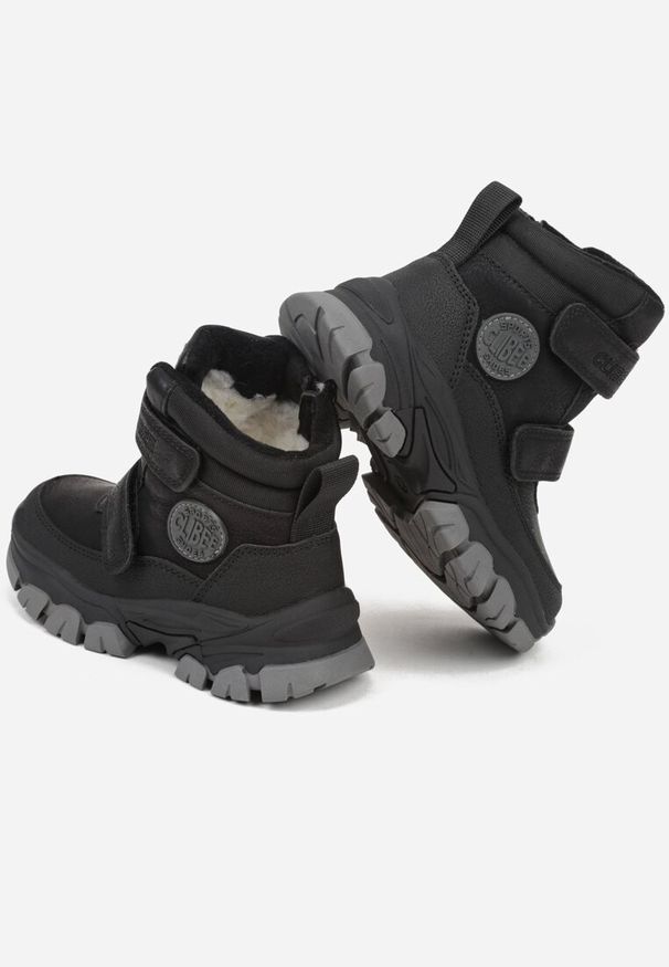 Born2be - Czarno-Szare Botki Trapery na Grubej Podeszwie z Tłoczoną Aplikacją Aveskia. Okazja: na co dzień. Zapięcie: rzepy. Kolor: czarny. Materiał: jeans. Wzór: aplikacja. Styl: casual