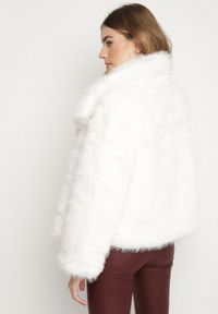 Born2be - Biała Jednorzędowa Kurtka Futerko z Szerokim Kołnierzem Conellia. Okazja: na co dzień. Kolor: biały. Materiał: futro. Styl: casual, elegancki #6