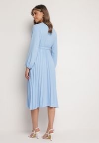 Born2be - Jasnoniebieska Sukienka Mesyre. Okazja: do pracy, na randkę. Typ kołnierza: dekolt w kształcie V. Kolor: niebieski. Materiał: materiał. Typ sukienki: kopertowe, plisowane. Długość: midi #6