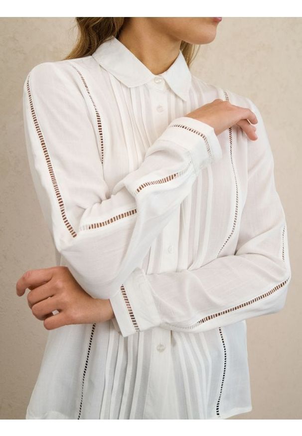 Sinsay - Wiskozowa koszula regular fit z ażurowymi wstawkami - kremowy. Kolor: kremowy. Materiał: wiskoza. Wzór: ażurowy