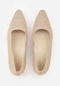 Born2be - Ciemnobeżowe Czółenka VICES ze Sportowej Tkaniny na Słupku Waesbella. Nosek buta: otwarty. Kolor: beżowy. Materiał: tkanina. Obcas: na słupku. Styl: sportowy. Wysokość obcasa: średni #6