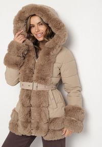 Born2be - Beżowa Taliowana Kurtka z Paskiem Kapturem i Ozdobnym Futrem Rainaria. Okazja: do pracy, na co dzień, na spotkanie biznesowe. Kolor: beżowy. Materiał: futro. Styl: casual, retro, elegancki, biznesowy #1