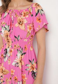 Born2be - Fuksjowa Sukienka w Kwiaty z Gumką w Talii i Hiszpańskim Dekoltem Devoris. Okazja: na co dzień, na imprezę, na spacer. Kolor: różowy. Wzór: kwiaty. Sezon: lato. Styl: casual, elegancki #2