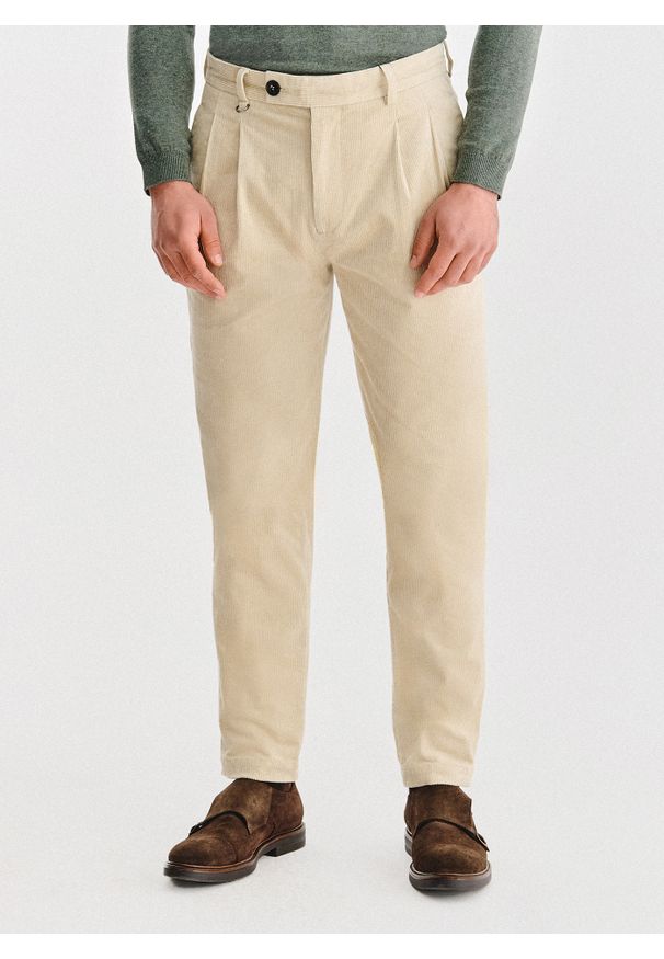 Pako Lorente - PAKO LORENTE - Beżowe spodnie z zakładkami. Kolor: beżowy. Materiał: sztruks, bawełna, elastan. Sezon: zima, jesień