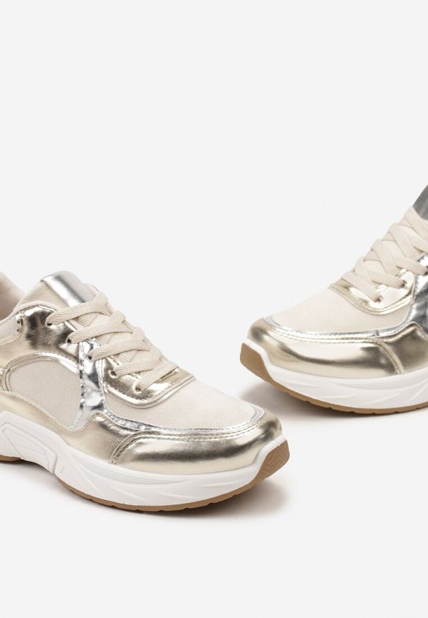 Renee - Beżowo-Złote Sznurowane Sneakersy Ozdobione Metaliczną Wstawką Kizria. Okazja: na co dzień. Zapięcie: sznurówki. Kolor: beżowy. Materiał: jeans. Wzór: aplikacja. Sezon: wiosna. Obcas: na obcasie. Wysokość obcasa: niski
