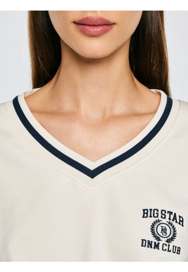 Big-Star - Bluza damska w stylu college z haftem z dekoltem v-neck kremowa Gabriella 103. Okazja: na spacer. Kolor: biały. Materiał: dresówka, denim, dzianina. Długość: krótkie. Wzór: haft. Styl: vintage, sportowy