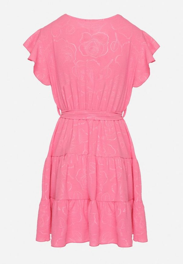 Born2be - Fuksjowa Kopertowa Sukienka Ozdobiona Falbanami i Paskiem Liliessa. Okazja: na co dzień. Typ kołnierza: dekolt w kształcie V. Kolor: różowy. Wzór: aplikacja. Typ sukienki: kopertowe. Styl: elegancki, casual, klasyczny