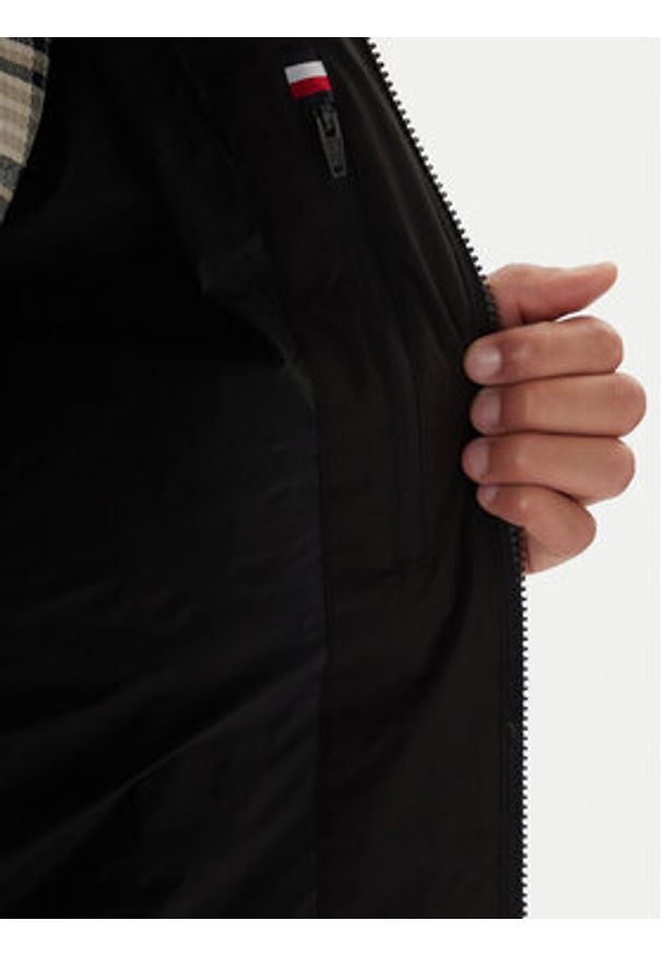 TOMMY HILFIGER - Tommy Hilfiger Kurtka puchowa MW0MW40628 Czarny Regular Fit. Kolor: czarny. Materiał: syntetyk