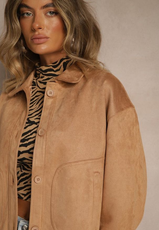 Renee - Beżowa Kurtka z Imitacji Zamszu o Koszulowym Kroju Aronelle. Kolor: beżowy. Materiał: zamsz