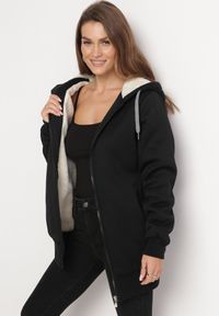Born2be - Czarna Bluza Ocieplana Sztucznym Futerkiem z Kapturem i Kieszeniami Violanda. Typ kołnierza: kaptur. Kolor: czarny. Materiał: futro #4
