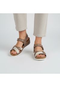Sandały damskie Wasak, skóra naturalna na platformie zapięcie na rzepy, cappuccino waniliowe, 620. Okazja: na co dzień. Zapięcie: rzepy. Kolor: brązowy. Materiał: skóra. Sezon: lato. Obcas: na platformie. Styl: casual #1