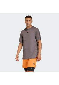 Adidas - KOSZULKA D4T PrimeLift 3 STRIPES. Kolor: szary, wielokolorowy, brązowy. Sport: fitness #1
