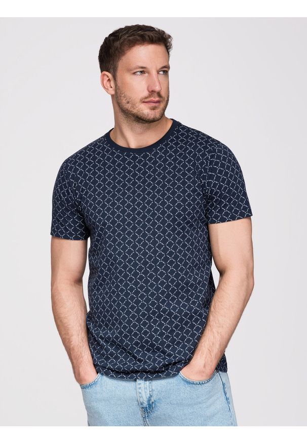 Ombre Clothing - Męska koszulka dzianinowa z nadrukiem full print – granatowa V1 - Rozmiar: L. Okazja: na co dzień. Kolor: niebieski. Materiał: dzianina. Długość rękawa: krótki rękaw. Długość: krótkie. Wzór: nadruk. Styl: klasyczny, casual