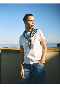 Reserved - T-shirt z apaszką - biały. Kolor: biały. Materiał: bawełna, dzianina. Styl: klasyczny #1