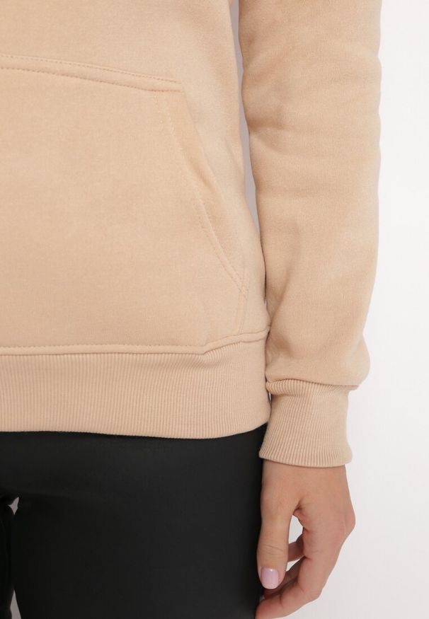 Born2be - Beżowa Ocieplona Bluza Kangurka z Kapturem i Pluszową Naszywką Dysineia. Typ kołnierza: kaptur. Kolor: beżowy. Materiał: polar. Wzór: aplikacja
