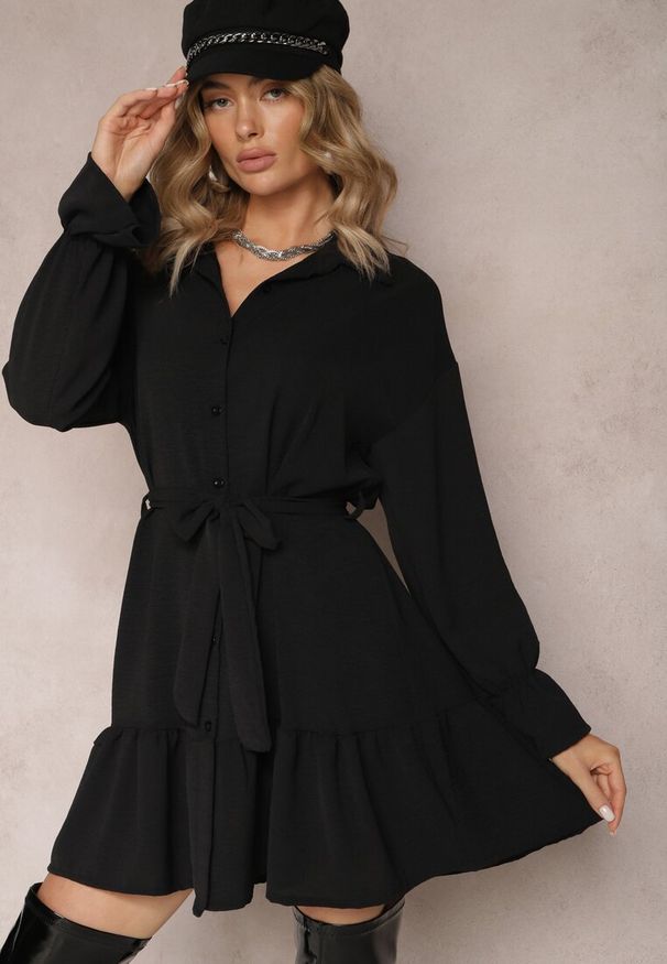 Renee - Czarna Koszulowa Sukienka Mini z Falbanką i Wiązanym Paskiem Blisotta. Kolor: czarny. Materiał: materiał. Typ sukienki: koszulowe. Długość: mini