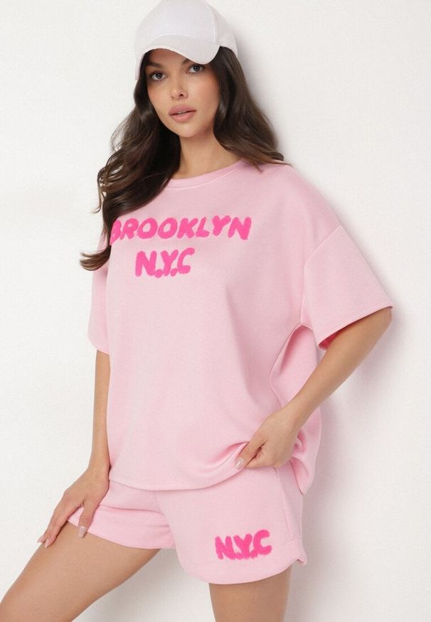 Born2be - Różowy Komplet Oversize z Wiskozą T-shirt i Szorty z Nadrukiem Liravella. Kolor: różowy. Materiał: wiskoza. Wzór: nadruk
