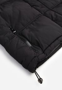 Renee - Czarna Pikowana Kamizelka Puffer o Kroju Crop Tadrel. Okazja: na co dzień. Kolor: czarny. Materiał: poliester, skóra, jeans. Styl: casual #4