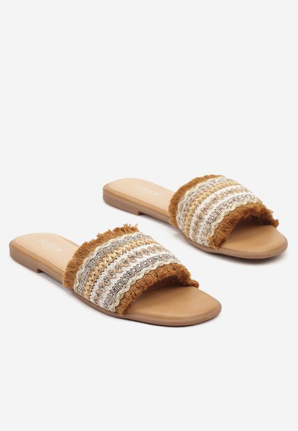 Born2be - Brązowe Klapki z Frędzlami i Cyrkoniami Ridiellae. Okazja: na imprezę, na co dzień. Kolor: brązowy. Sezon: lato. Styl: casual, elegancki