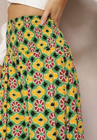 Renee - Żółto-Zielone Szerokie Spodnie Culottes z Bawełnianej Tkaniny w Mozaikowy Wzór Miratte. Stan: podwyższony. Kolor: żółty. Materiał: bawełna, tkanina. Wzór: aplikacja. Styl: elegancki