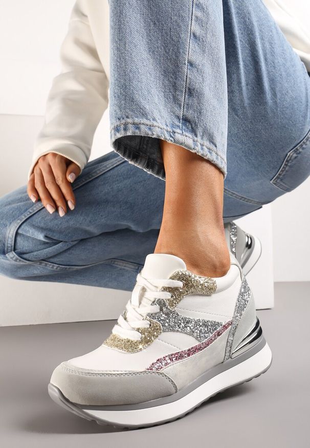 Renee - Szaro-Różowe Brokatowe Sneakersy na Ukrytym Koturnie Zophiela. Kolor: biały. Wzór: aplikacja. Obcas: na koturnie