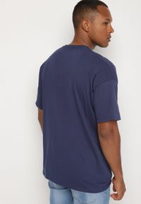 Born2be - Granatowa Koszulka T-shirt z Bawełny Fodarella. Okazja: na co dzień. Kolor: niebieski. Materiał: bawełna. Wzór: aplikacja. Styl: klasyczny, casual, elegancki