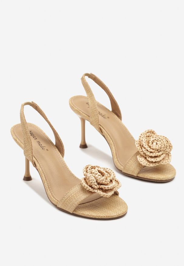 Renee - Beżowe Sandały na Obcasie z Kwiatkiem w Szydełkowym Stylu Calfitis. Okazja: na co dzień, na imprezę. Kolor: beżowy. Wzór: kwiaty. Sezon: lato. Obcas: na obcasie. Styl: casual, elegancki. Wysokość obcasa: średni