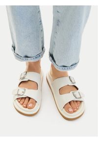 Guess Jeans Klapki EO-R26SS03458 Biały. Kolor: biały. Materiał: skóra #1