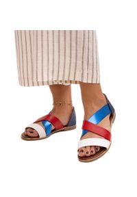 eVento - Evento Kolorowe sandały z zakrytą piętą Massawa białe. Okazja: na spacer. Kolor: biały. Wzór: kolorowy. Sezon: lato. Styl: wakacyjny