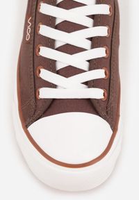 Born2be - Brązowe Klasyczne Trampki do Kostki z Lamówką przy Podeszwie Kasiope. Okazja: na co dzień. Kolor: brązowy. Materiał: jeans. Styl: klasyczny #4