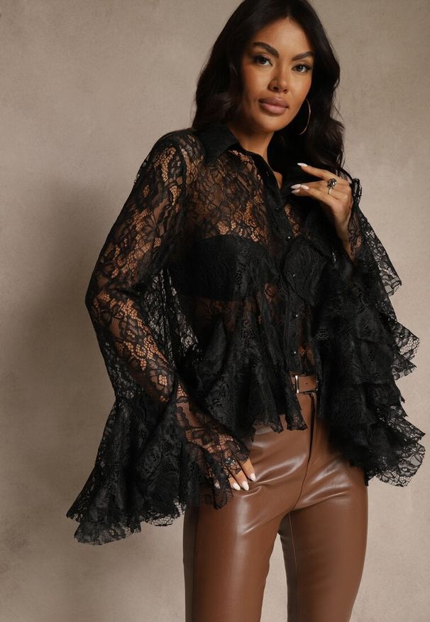 Renee - Czarna Koszula z Koronki z Falbankami Ezifina. Typ kołnierza: kołnierz z falbankami. Kolor: czarny. Materiał: koronka. Długość rękawa: długi rękaw. Długość: długie. Wzór: koronka. Styl: klasyczny, elegancki