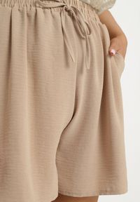 Born2be - Beżowe Szorty z Wysokim Stanem i Gumką w Pasie Mevaraia. Stan: podwyższony. Kolekcja: plus size. Kolor: beżowy. Sezon: lato. Styl: klasyczny, elegancki