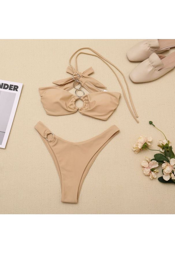Intica - Bikini z ozdobnymi kółeczkami na plażę Here. Kolor: beżowy. Materiał: materiał