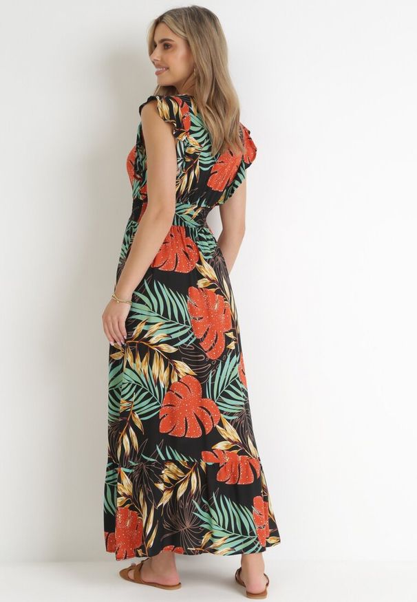 Born2be - Czarna Wiskozowa Sukienka Maxi z Kopertowym Dekoltem i Gumkami w Pasie Sirerria. Typ kołnierza: kołnierz z falbankami. Kolor: czarny. Materiał: wiskoza. Typ sukienki: kopertowe. Długość: maxi