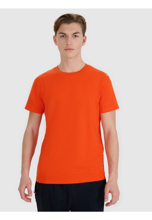 4f - T-shirt regular ze strukturalnej dzianiny męski - pomarańczowy. Okazja: na co dzień. Kolor: pomarańczowy. Materiał: dzianina. Długość rękawa: krótki rękaw. Długość: krótkie. Styl: sportowy, casual, klasyczny