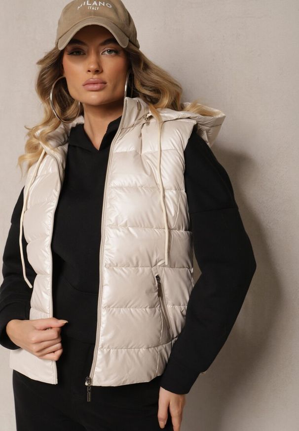 Renee - Jasnobeżowa Taliowana Kamizelka z Pikowanymi Przeszyciami Kieszeniami i Odpinanym Kapturem Ravarielis. Okazja: na co dzień. Kolor: beżowy. Styl: casual, elegancki