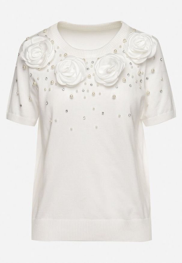 Born2be - Biała Wiskozowa Bluzka z Perełkami Cyrkoniami i Aplikacjami Kwiatków Tessia. Kolor: biały. Materiał: wiskoza. Wzór: aplikacja, kwiaty. Styl: elegancki