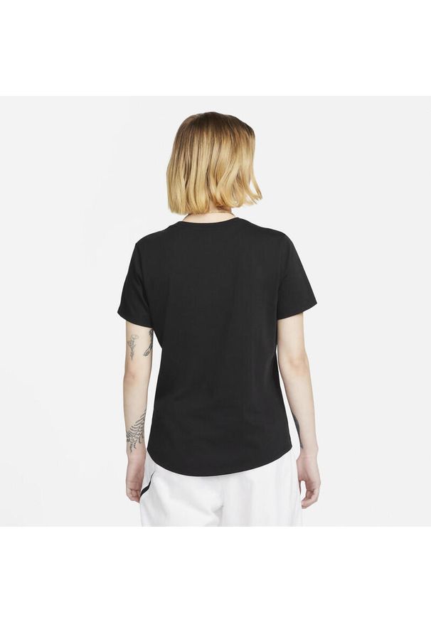 Koszulka damska Nike Sportswear Club Essentials. Kolor: wielokolorowy, biały, czarny. Sport: fitness