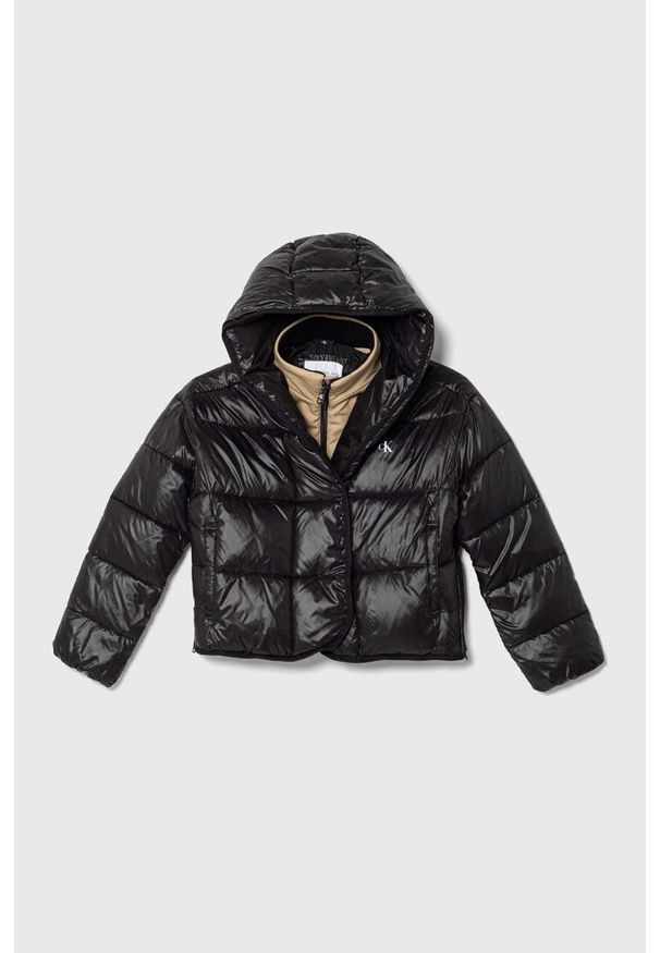 Calvin Klein Jeans kurtka dziecięca kolor czarny. Okazja: na co dzień. Typ kołnierza: kaptur. Kolor: czarny. Materiał: włókno, poliamid. Styl: casual