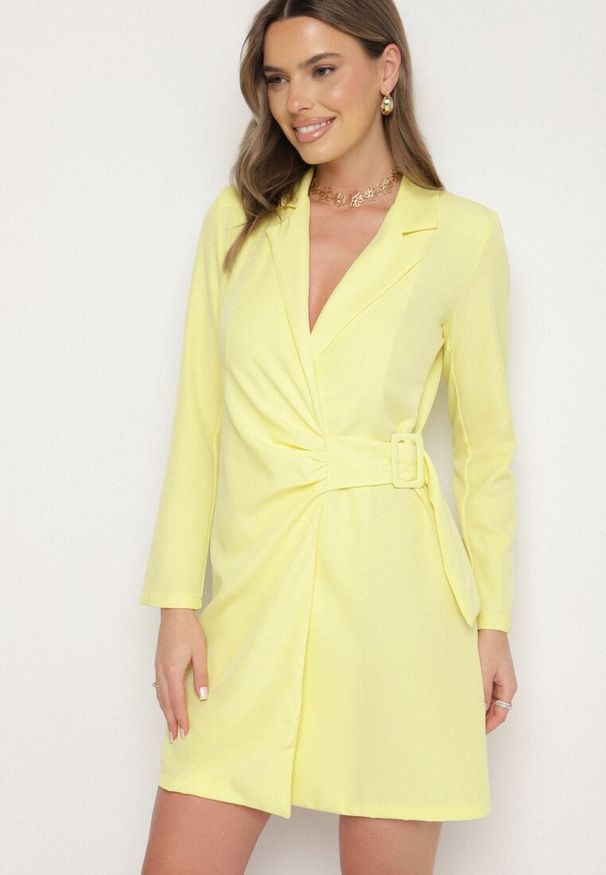 Born2be - Żółta Kopertowa Sukienka o Fasonie Marynarki Arelisa. Kolor: żółty. Materiał: materiał. Typ sukienki: kopertowe