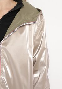 Born2be - Ciemnozielona Kurtka Dwustronna z Nieodpinanym Kapturem i Metalicznym Efektem Lirednil. Kolor: zielony. Wzór: gładki. Styl: elegancki #4