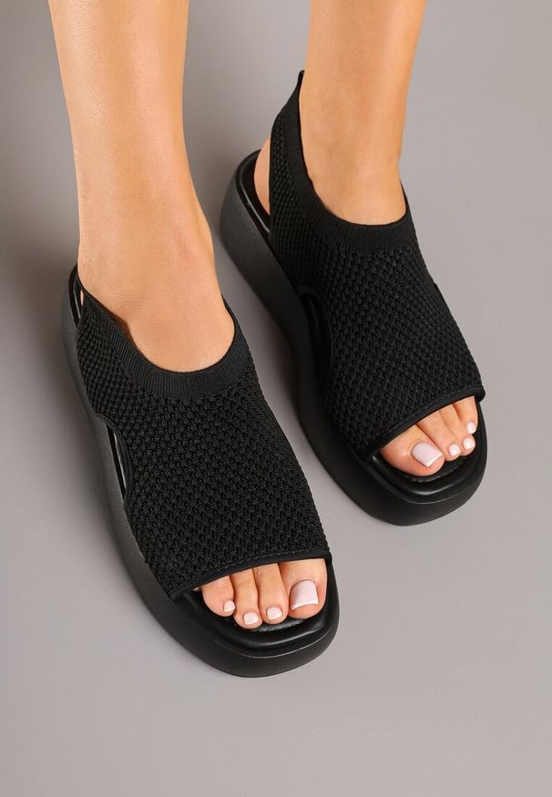 Born2be - Czarne Sandały na Grubej Podeszwie z Wycięciami Raneve. Okazja: na co dzień. Kolor: czarny. Sezon: lato. Styl: casual