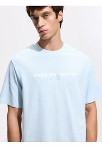 Reserved - T-shirt comfort z nadrukiem - jasnoniebieski. Kolor: niebieski. Materiał: bawełna, dzianina. Wzór: nadruk #1