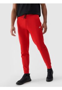 4f - Spodnie dresowe joggery męskie - czerwone. Kolor: czerwony. Materiał: dresówka. Wzór: gładki, ze splotem