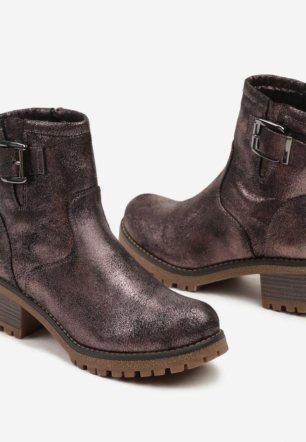 Renee - Brązowo-Złote Botki na Obcasie z Metalicznym Połyskiem i Ozdobną Klamerką Besaltia. Okazja: na co dzień. Kolor: brązowy. Materiał: jeans. Obcas: na obcasie. Styl: rockowy, casual, wizytowy, klasyczny, elegancki. Wysokość obcasa: średni