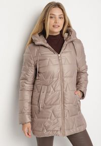 Born2be - Ciemnobeżowa Pikowana Kurtka o Prostym Kroju z Kapturem Nalarea. Okazja: na co dzień. Typ kołnierza: kaptur. Kolekcja: plus size. Kolor: beżowy. Materiał: jeans, poliester, dzianina. Styl: klasyczny, casual, elegancki #4