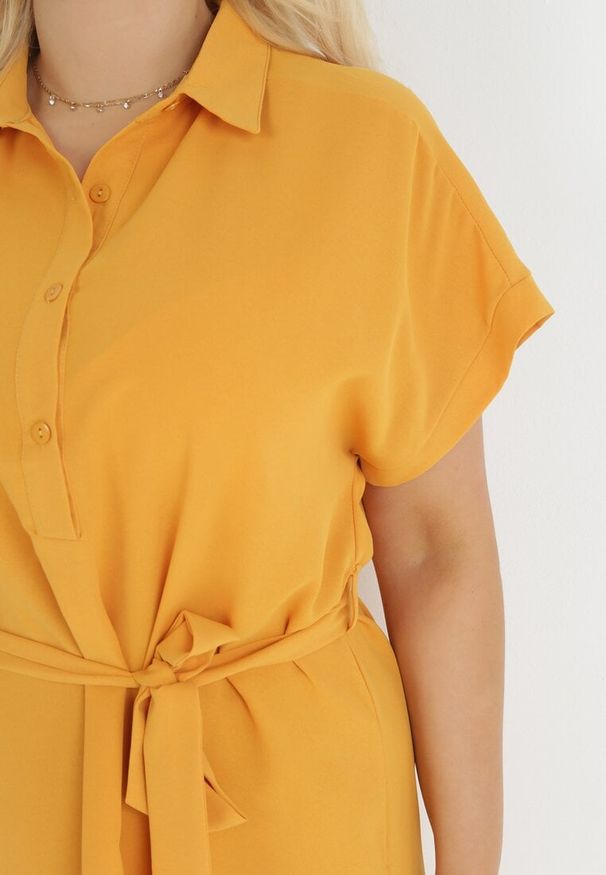 Born2be - Żółta Koszulowa Sukienka z Krótkim Rękawem i Wiązaniem w Pasie Mistie. Kolekcja: plus size. Kolor: żółty. Materiał: materiał. Długość rękawa: krótki rękaw. Wzór: gładki. Sezon: lato, wiosna. Typ sukienki: koszulowe. Długość: midi